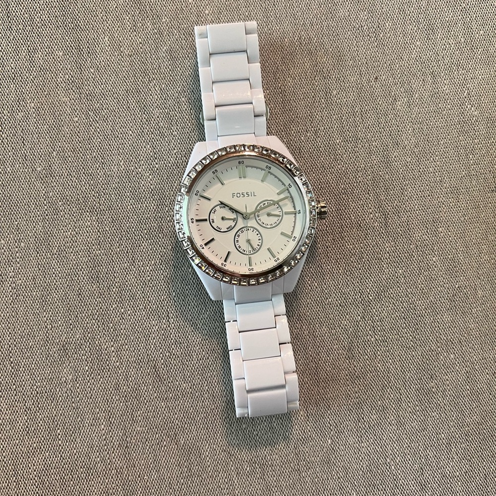 Women’s white Fossil watch with adjustable band.